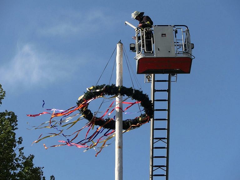Maibaumaktion von Heimatverein und Freiwilliger Feuerwehr am 30. April 2017