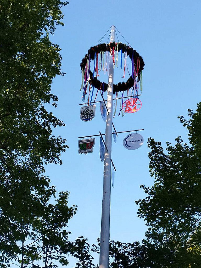 Maibaum richten am 30. April 2026