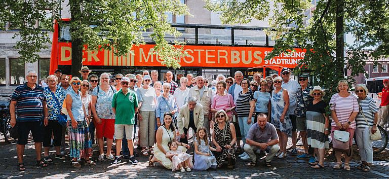 Stadtrundfahrt mit dem roten Doppeldeckerbus und anschließender Kornbrennereibesichtigung mit Verkostung.